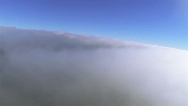 2000 メートルの高さで雲の上の鳥のような飛行。無線操縦の無人機からの空中ショット — ストック動画