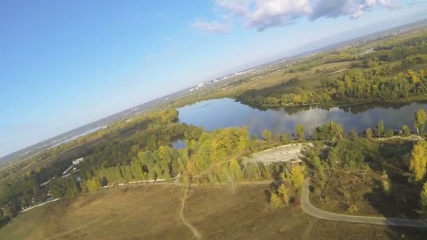 Vol comme un oiseau, avec des rochers, au-dessus de la rivière et champ avec des arbres. Plan aérien — Video