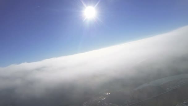 Vol dans les nuages à une hauteur de 2000 mètres. Prise de vue aérienne depuis un drone radio-commandé 