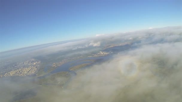 Voo sobre nuvens na altura de 2000 metros. Captura aérea de drone controlado por rádio — Vídeo de Stock