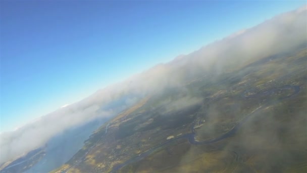 Belo voo sobre nuvens na altura de 2000 metros. Captura aérea de drone controlado por rádio — Vídeo de Stock