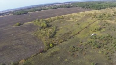 Gözleri ağır çekim kanatla uçan dronun POV uçuş. Hava