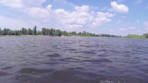 FPV nadando en el río de verano, las manos del hombre . — Vídeo de stock