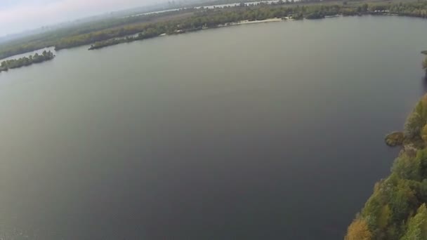 Vuelo como ojos de pájaro con columpio sobre campo, rive, barco, edificio aéreo . — Vídeos de Stock