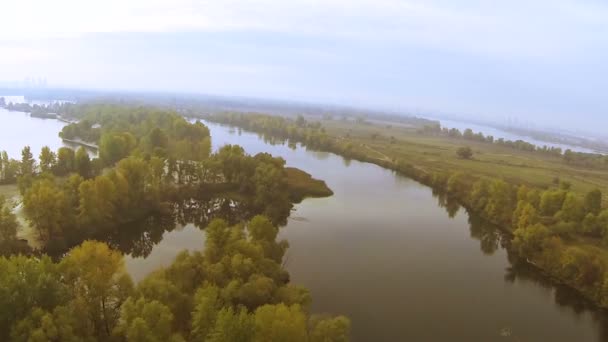 Bellissimo lago e fiume autunnale dall'alto in giorno d'autunno. Aerea . — Video Stock