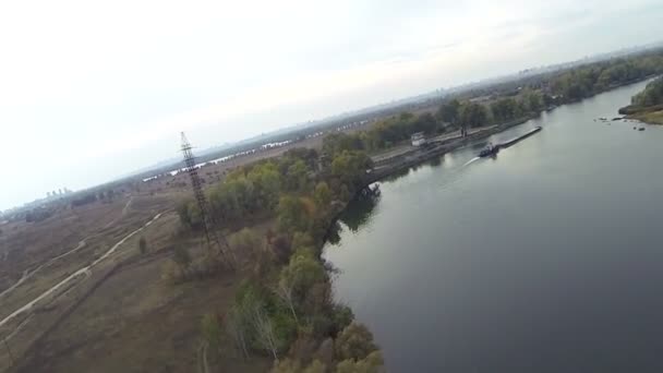 Vol comme oiseau yeux avec balançoire sur champ, rive, bateau, bâtiment Aérien .