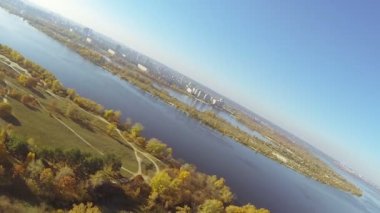 Uçak Pov uçuş ile açmak. Kuşlar, görünümü sonbahar gibi hava atış.