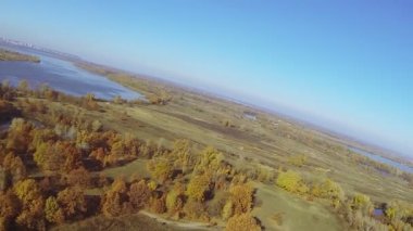 Uçak Pov uçuş ile açmak. Kuşlar, görünümü sonbahar gibi hava atış.