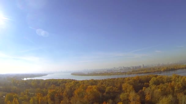 Plano real POV vuelo .Aerial tiro como aves vista, otoño paisaje — Vídeos de Stock