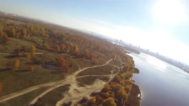 POV letu s hladkými otočí. Letecký snímek jako ptáci zobrazíte podzimní čas. — Stock video