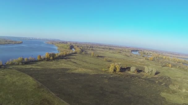 Vol POV au-dessus du littoral .Prise de vue aérienne comme des oiseaux, heure d'automne .