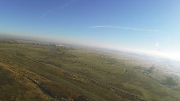 POV uçuş sabah sisli alanın üzerinde. Kuşlar gibi hava atış görünümü, sonbahar. — Stok video