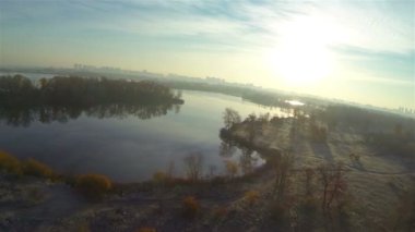 Sabah sinek sonbahar alan ve düşük yükseklikte Nehri üzerinde kuş gibi. Hava