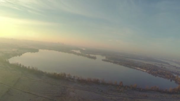 Temprano en la mañana en las afueras. Lago y sol. Paisaje de otoño panorama — Vídeos de Stock