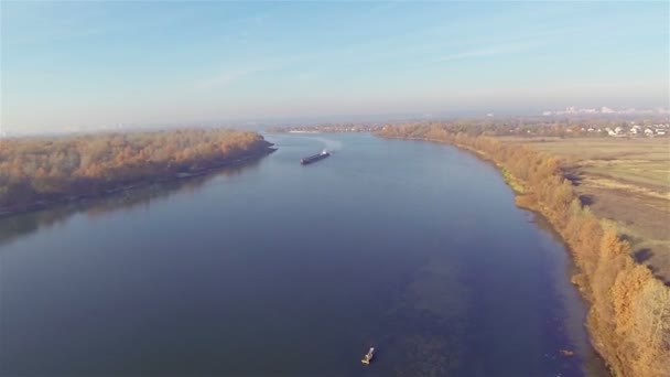 La madrugada vuela como un pájaro sobre el río otoño con barcaza — Vídeo de stock