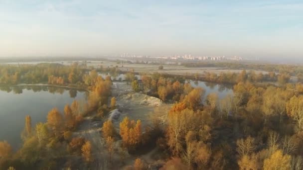 48 secondes volent comme des oiseaux au-dessus du champ brumeux d'automne et de la rivière à basse altitude. Vue aérienne 