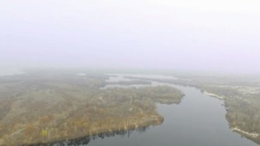 Nehir, göl üzerinde düşük yükseklikte yavaş sonbahar sinek. Sisli gün. Hava