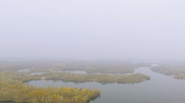 Nehir, göl üzerinde düşük yükseklikte yavaş sonbahar sinek. Sisli gün. Hava