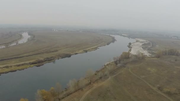 Lenta niebla otoño volar sobre el campo y el río. Antena — Vídeo de stock
