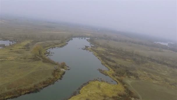 Медленный туман осенней мухи на низкой высоте над полем и рекой. Воздушный — стоковое видео
