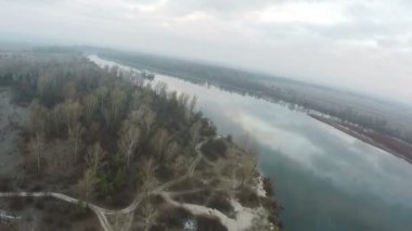 MAVNA tekne ile sonbahar Nehri üzerinde kuş gibi uçmak. Hava atışı