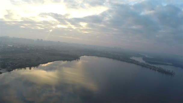 Volez comme un oiseau au-dessus du champ d'automne et de la rivière à basse altitude. Aérien — Video