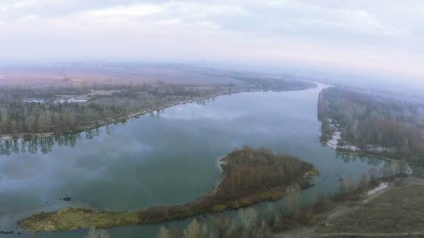 44 secondi Vola come un uccello sul campo d'autunno e sul fiume. Aerea — Video Stock