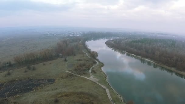 Vola come la vista degli uccelli sulla costa del fiume. Aerea — Video Stock