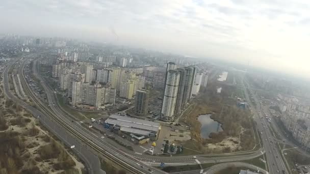 Πετούν σαν πουλί με στροφές πάνω από την πόλη του φθινοπώρου. Κίεβο, Ουκρανία, επιτόπιων δειγματοληπτικών — Αρχείο Βίντεο