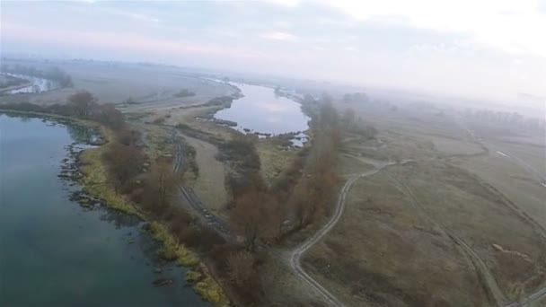 Прекрасна осіння річка та поле. Політ на малій висоті. — стокове відео