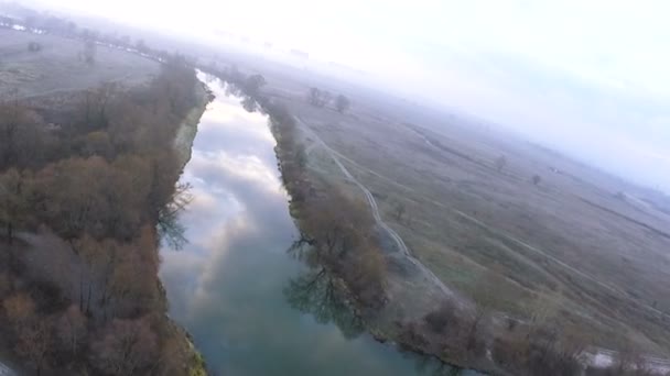 50 segundos de hermoso río otoñal. Vuelo a baja altura .Aerial — Vídeos de Stock