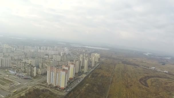 Volez comme un oiseau avec des tours sur la banlieue automnale de la ville Kiev, Ukraine. Aérien — Video