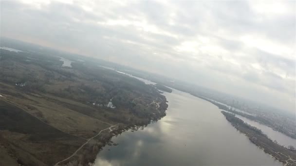 Flygning på låg höjd jver lakes och river i förorten. Antenn hösten tid — Stockvideo