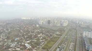 Kuş ile döner gibi sonbahar banliyösünde şehir Kiev, Ukrayna uçmak. Hava