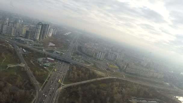 Fliegen wie ein Vogel mit Drehungen über die Herbststadt. Kiew, Ukraine, Antenne — Stockvideo