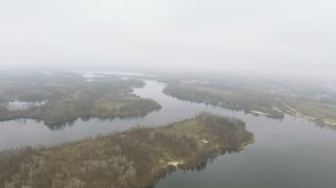 Uçuş alanı, göl, nehir sisli sonbahar günü. Hava