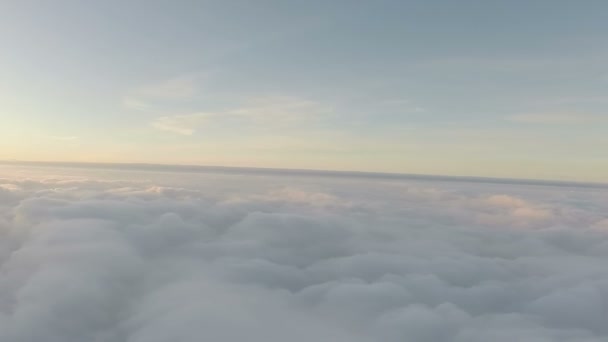 Voo sobre o campo, lago, rio em nevoeiro dia de outono nublado. Aviação — Vídeo de Stock