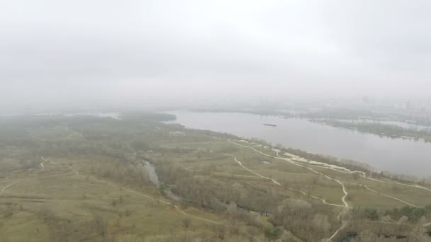 Vol au-dessus du champ, du lac, de la rivière dans le brouillard jour d'automne nuageux. Aérien — Video