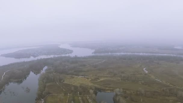 Політ над полем, озером, річкою в туманний хмарний день з поворотом. Повітряні — стокове відео