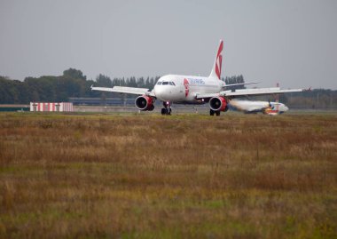 Ukrayna, Kyiv - 10 Ekim 2020: Airbus A319-112. Boryspil Uluslararası Havaalanı 'ndaki uçak tamam. Yolcu uçağı Çek Havayolları pistte.