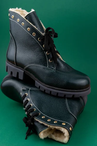 緑の靴 毛皮と冬の靴 シートスキン 断熱材のような内部 緑の背景にスタイリッシュなブーツ — ストック写真