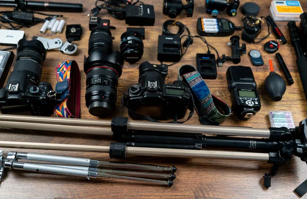 ウクライナ,キエフ- 2020年10月15日:バッグや写真家の作業ツールの内容-カメラ、フラッシュ、三脚、レンズ。仕事と撮影のためのもののセット。作業スペース、背景. — ストック写真