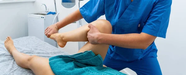 Masseur Doet Een Nek Nekmassage Massageruimte Medische Sportieve Ontspanning Handen — Stockfoto