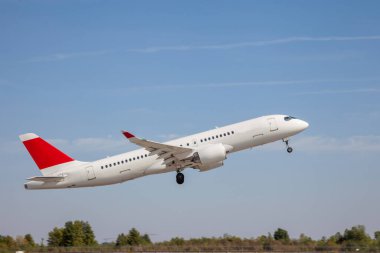 Beyaz uçak gökyüzünde uçuyor. Kalkış ve iniş. Geliş ve gidiş. Mesajın için yer aç. Yolcu uçağı mavi arka planda izole edildi. Yolcu uçağı. Hava taşımacılığı ile seyahat et. Uçuyor.