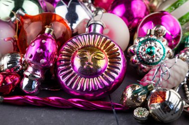 Noel arkaplanı için Noel baloları. Noel ağacını süslemek için eski bir balo. Cam yeni yıl süslemeleri. Kış tatili.