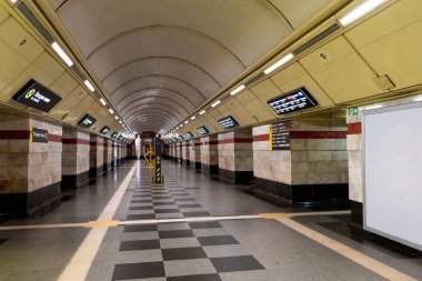 Ukrayna, Kiev - 13 Kasım 2020: Karantina sırasında boş metro, Syrets istasyonu. İnsansız Ukrayna meropolünün platformu.