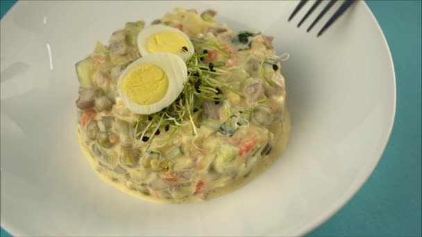 Salada Tradicional Olivier Comida Natal Ano Novo Chapéu Branco Com — Vídeo de Stock