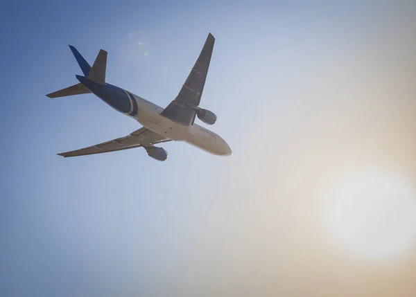 Avión Blanco Vuela Cielo Despegue Aterrizaje Llegada Salida Lugar Para — Foto de Stock