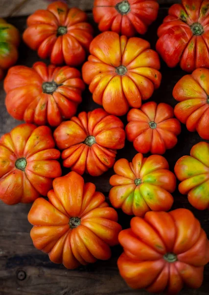 Pomodori Costine Rossi Uno Sfondo Legno Varietà Americana Fiorentina Nina — Foto Stock