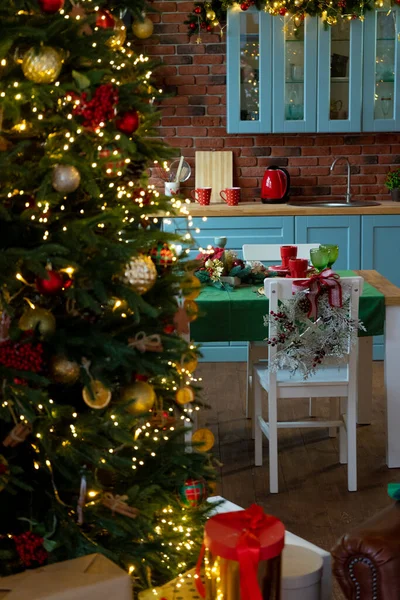 Árbol de Navidad con luces y regalos. Casa vacaciones acogedoras. El ambiente del nuevo año. Las guirnaldas están brillando. Fondo de Navidad. —  Fotos de Stock